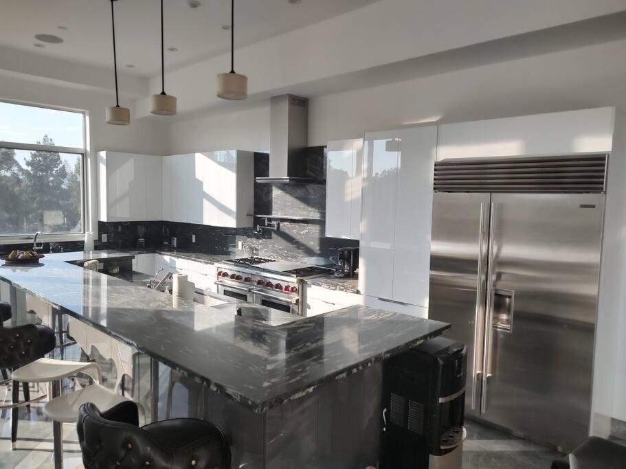 Beautiful Brand New Mansion Estate Holiday home Los Angeles