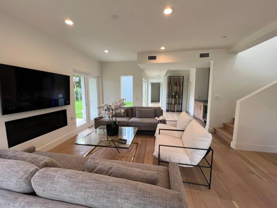Gorgeous Private And Gated In Silver With Pool & Views *