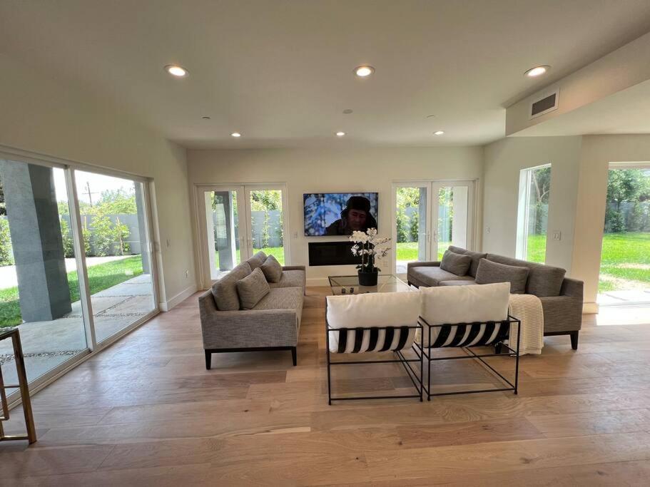 Gorgeous Private And Gated In Silver With Pool & Views *