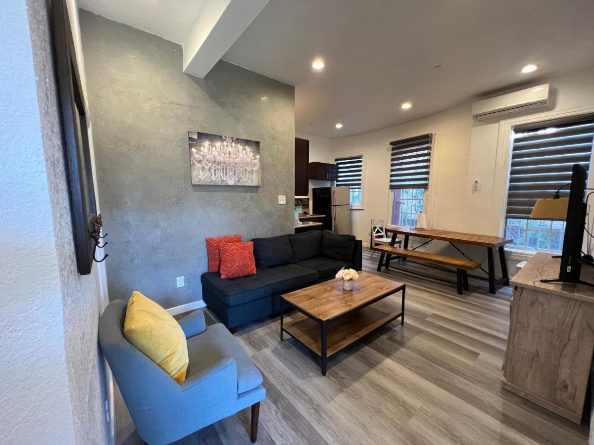 The Red In Downtown Angeles Apartment