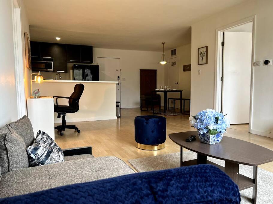 Spacious 2 Master Bedroom In Canoga Park Apartment