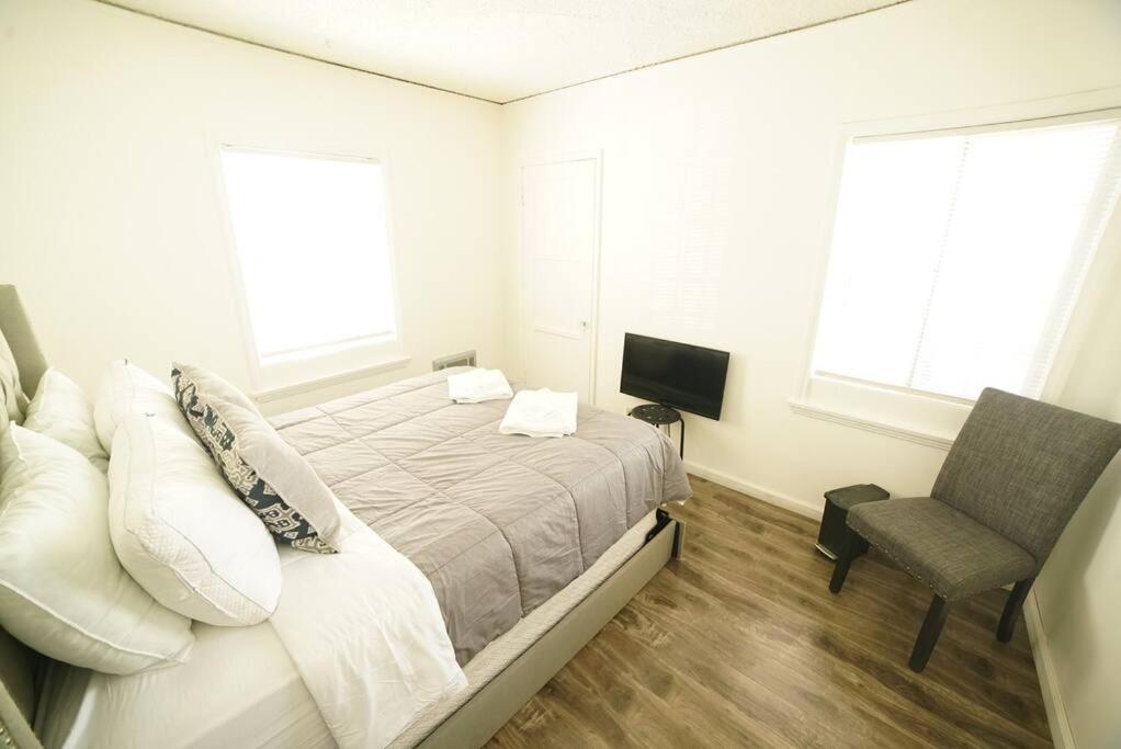 Cozy & Spacious In West Hollywood Apartment *