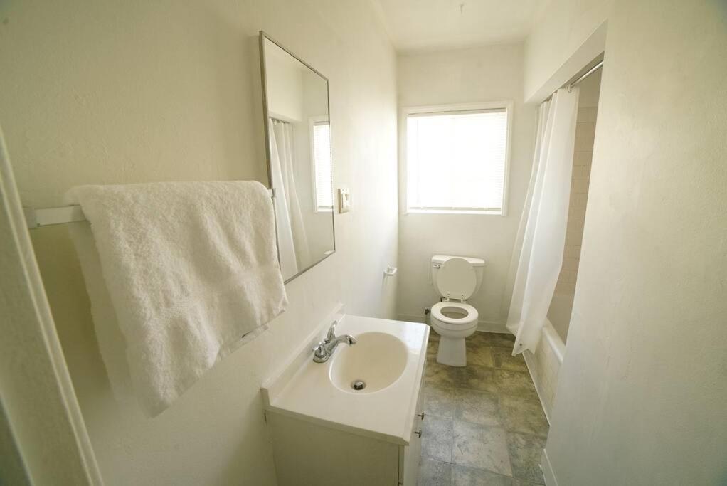 Apartment Cozy & Spacious In West Hollywood
