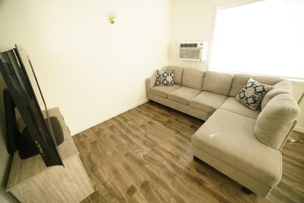 Apartment Cozy & Spacious In West Hollywood *