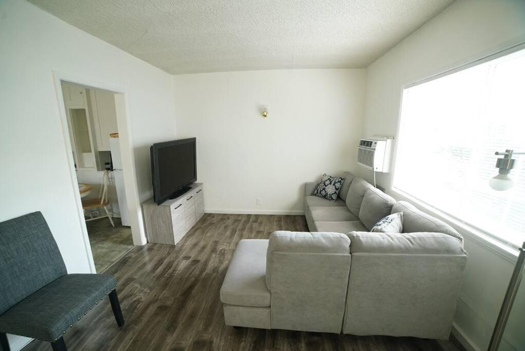 Apartment Cozy & Spacious In West Hollywood Los Angeles