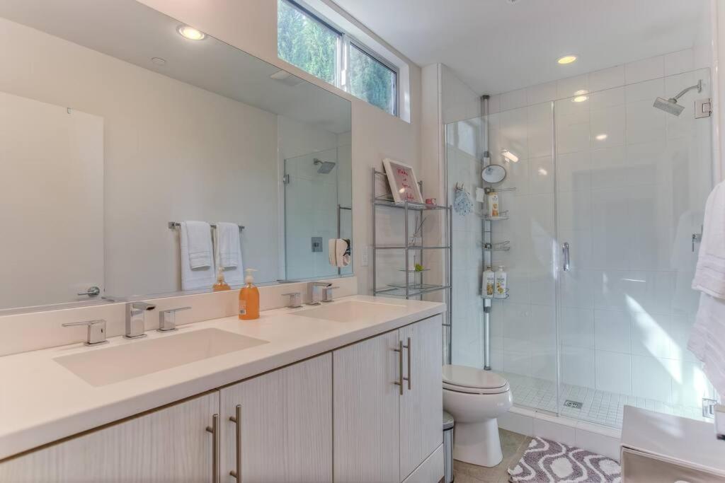 Chic Silver Oasis With Breathtaking Skyline Views, Private Rooftop & Garage * Los Angeles