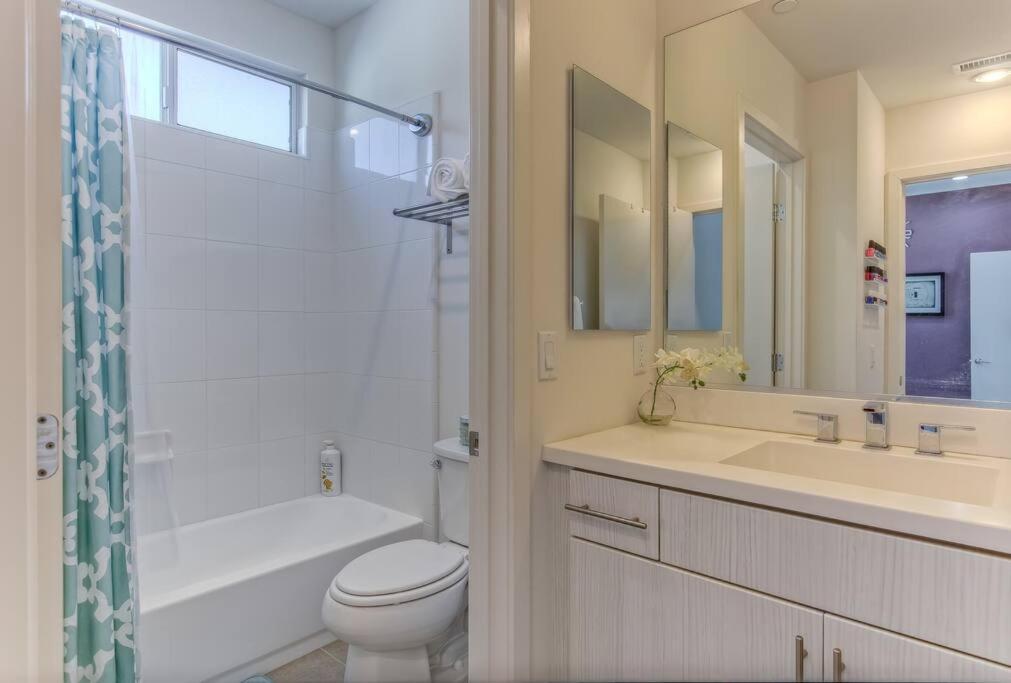 Chic Silver Oasis With Breathtaking Skyline Views, Private Rooftop & Garage Villa *