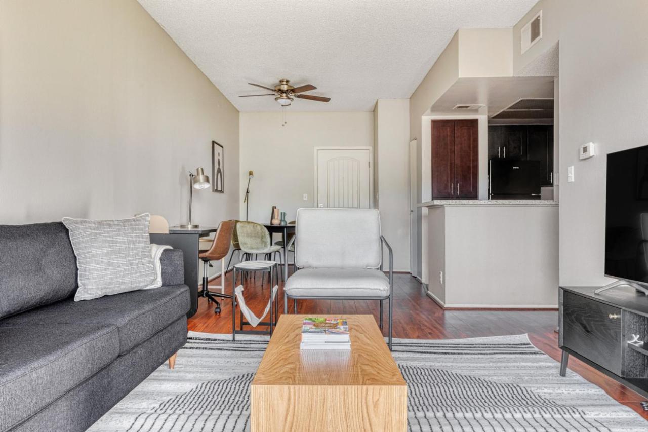 N Hollywood 2br W Gym Pool Nr Tj Shops Lax-591 Apartment