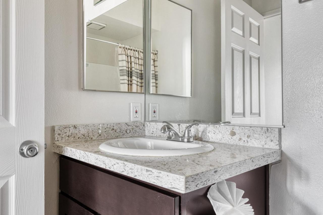Apartment N Hollywood 2br W Gym Pool Nr Tj Shops Lax-591 Los Angeles