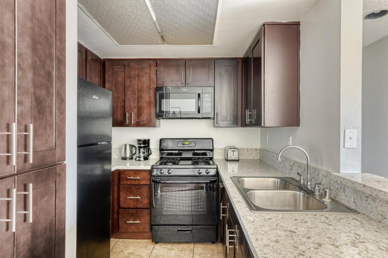 N Hollywood 2br W Gym Pool Nr Tj Shops Lax-591 Los Angeles