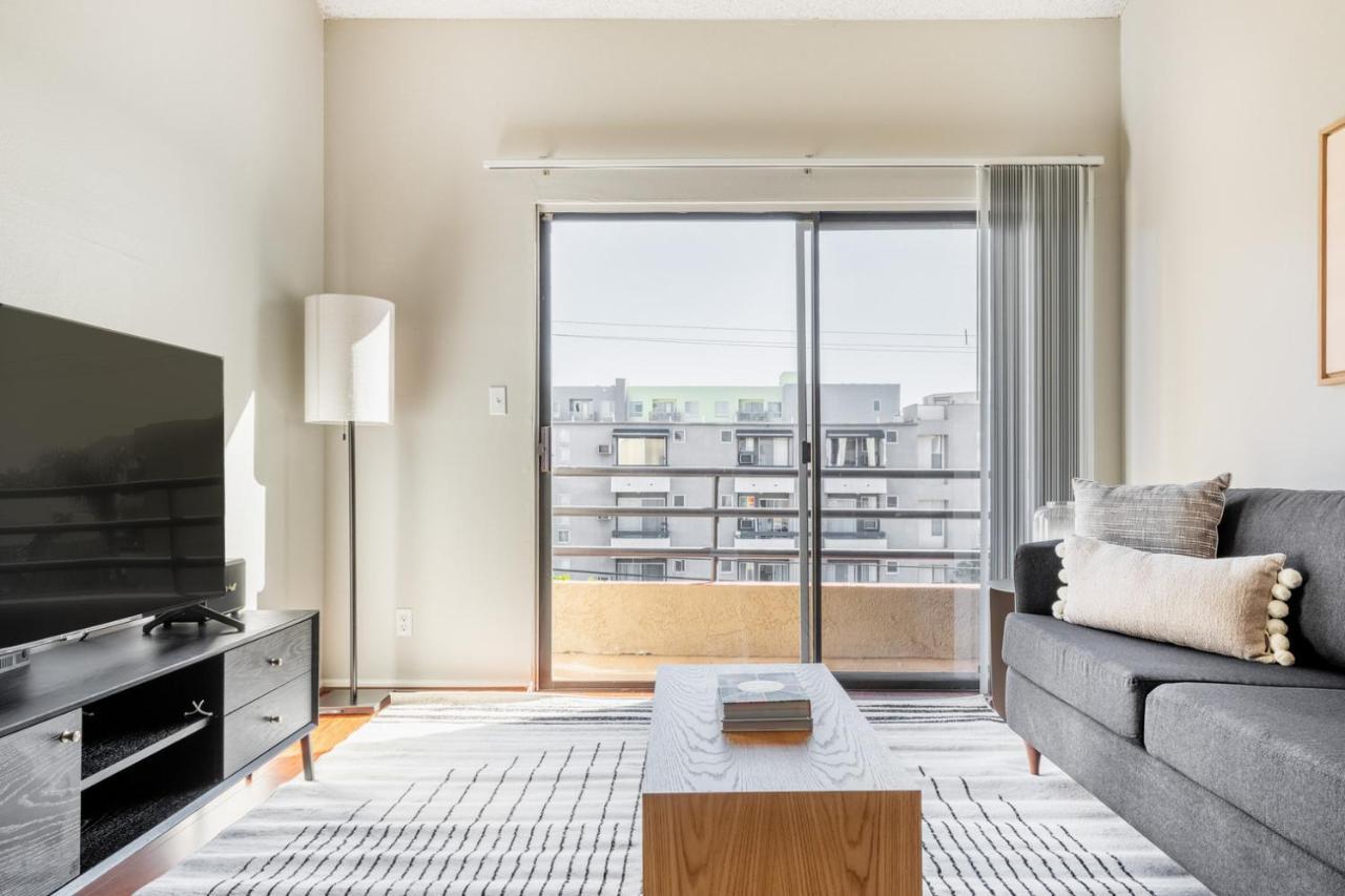 N Hollywood 2br W Gym Pool Nr Tj Shops Lax-591 *