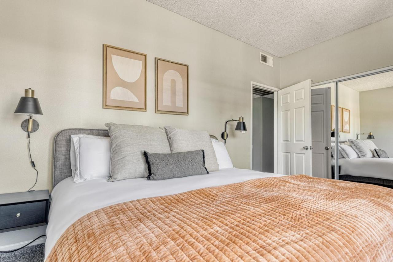 N Hollywood 2br W Gym Pool Nr Tj Shops Lax-591 Los Angeles