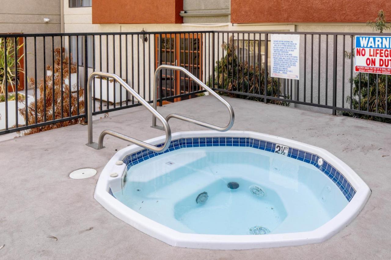 N Hollywood 2br W Gym Pool Nr Tj Shops Lax-591 Apartment