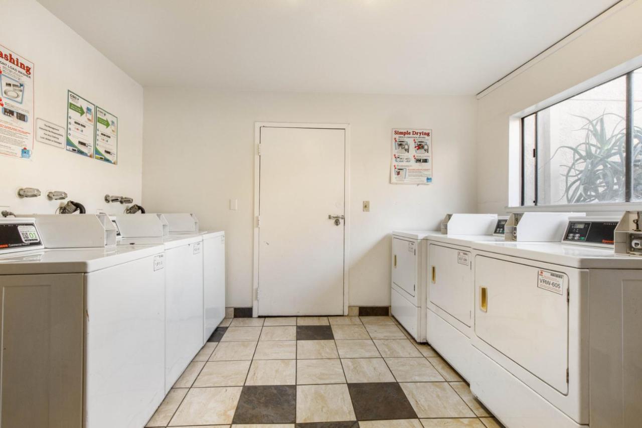 N Hollywood 2br W Gym Pool Nr Tj Shops Lax-591 * Los Angeles