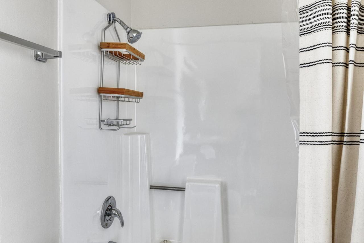 N Hollywood 2br W Gym Pool Nr Tj Shops Lax-591 Los Angeles