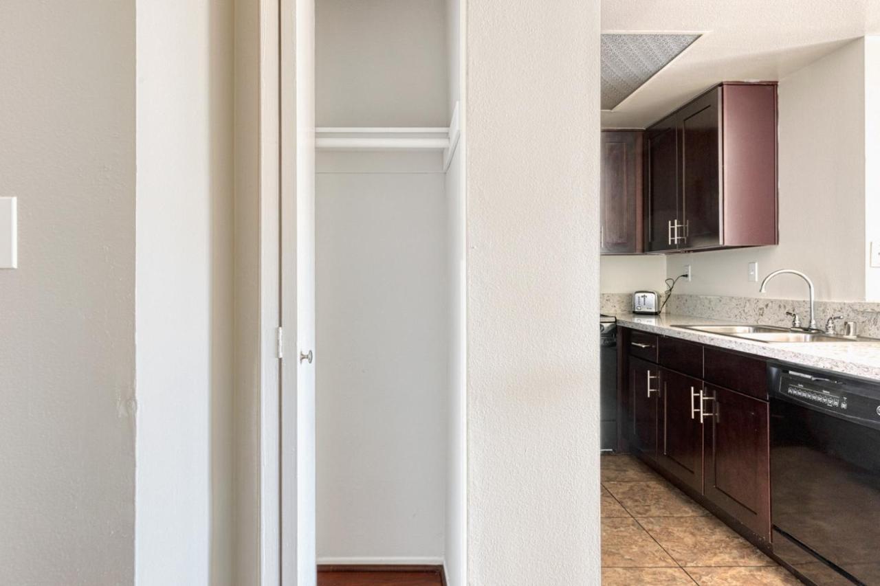 N Hollywood 2br W Gym Pool Nr Tj Shops Lax-591 Los Angeles