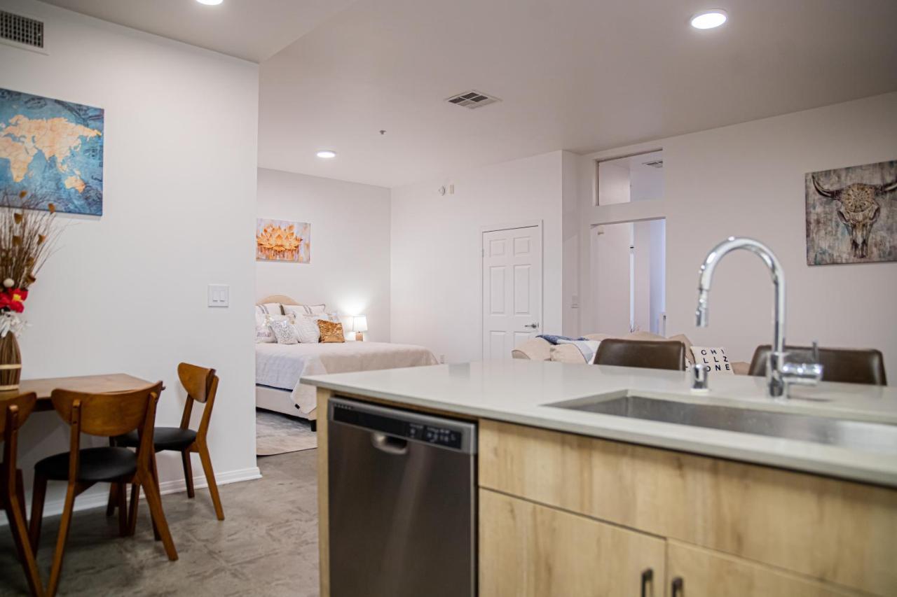 Live And Work Space In Hollywood Apartment