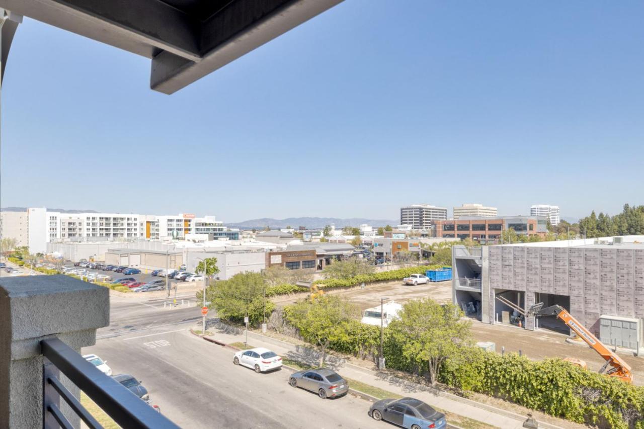 Woodland Hills 2br W Pool Gym Nr Warner Center Lax-699 *