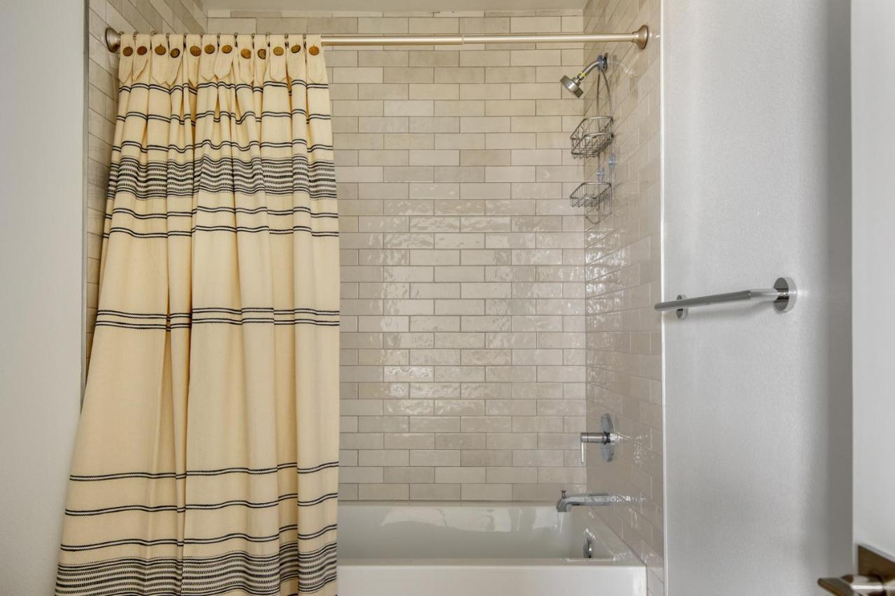 Culver 1br W Pool Gym Wd Nr Bars Lax-934 * Los Angeles