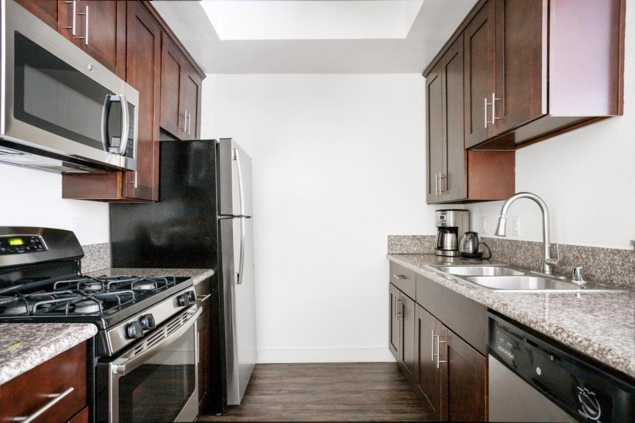 Hollywood 1br W Gym Pool Nr Sunset Lax-55 Apartment