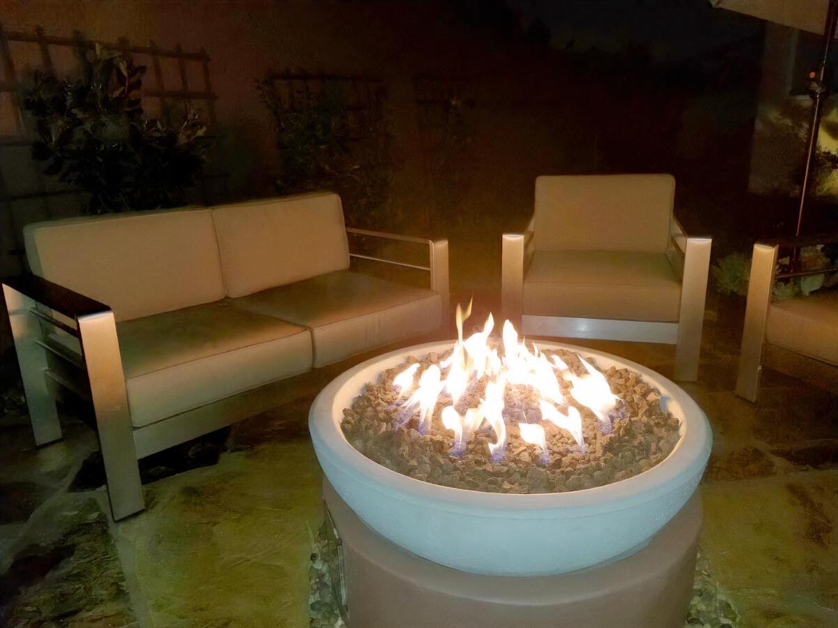 Stunning, Quiet Pvt Luxe Home! King Bed, Jacuzzi, Fire Pit, Bbq! Beautiful! Los Angeles