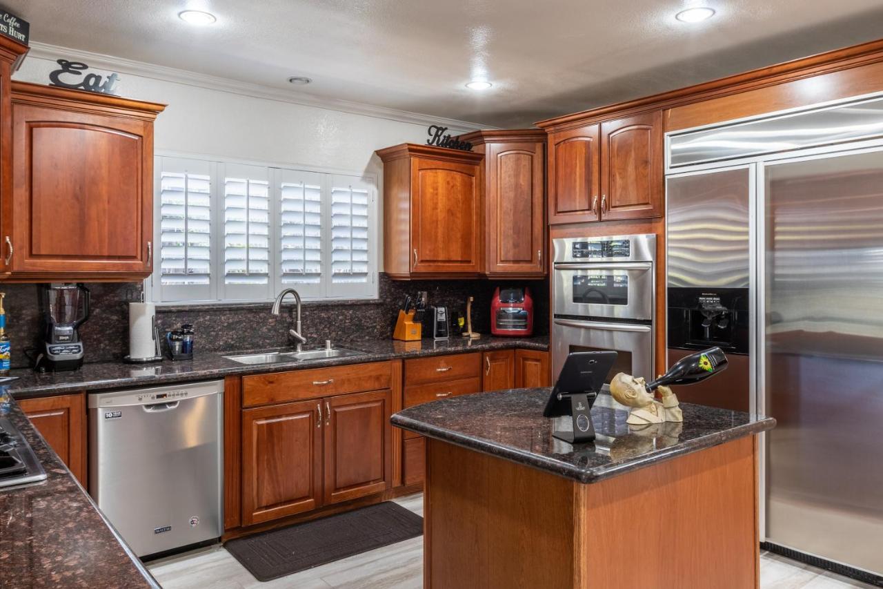 Villa Stunning, Quiet Pvt Luxe Home! King Bed, Jacuzzi, Fire Pit, Bbq! Beautiful!