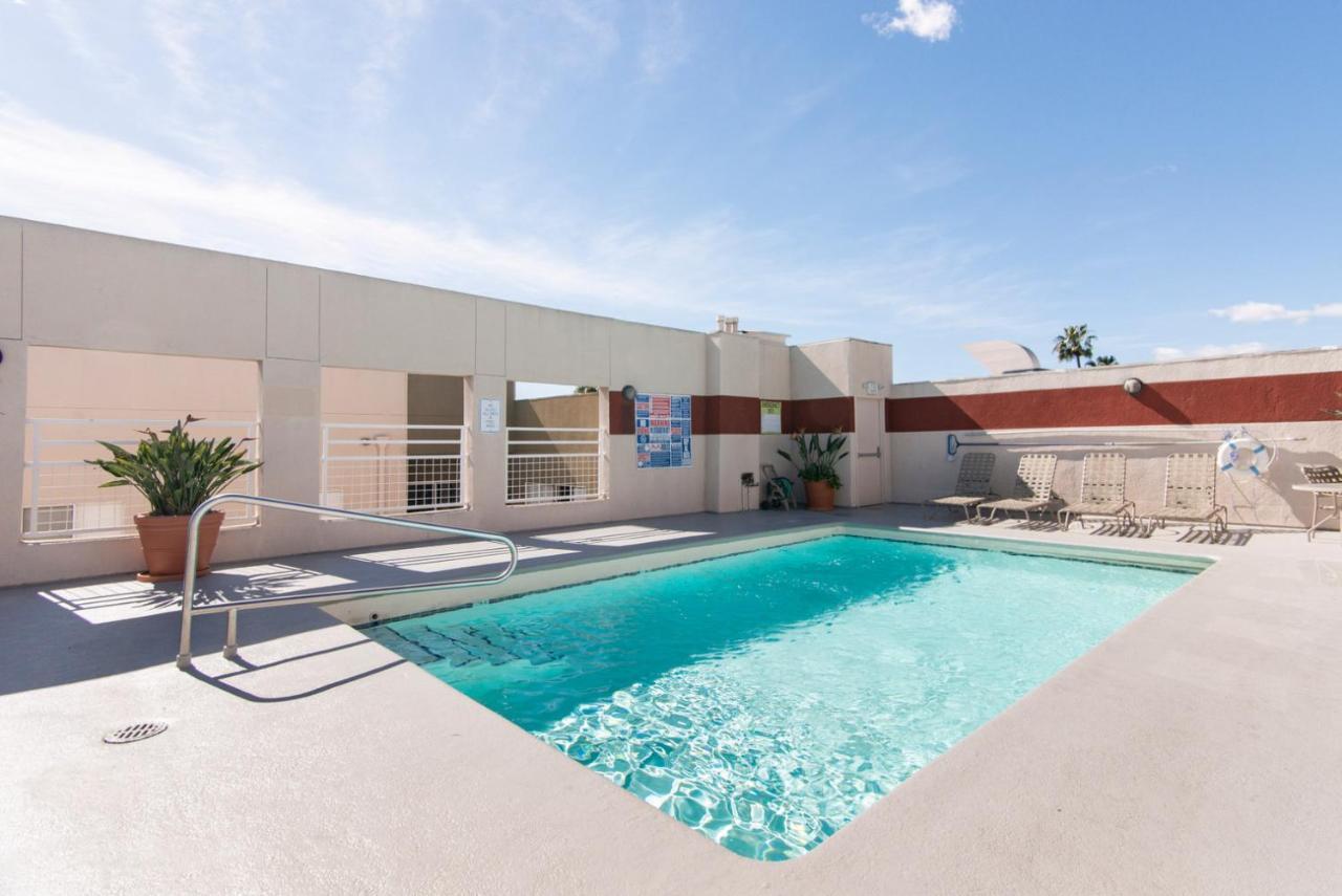 Hollywood 1br W Gym Pool Nr Sunset Lax-55 *