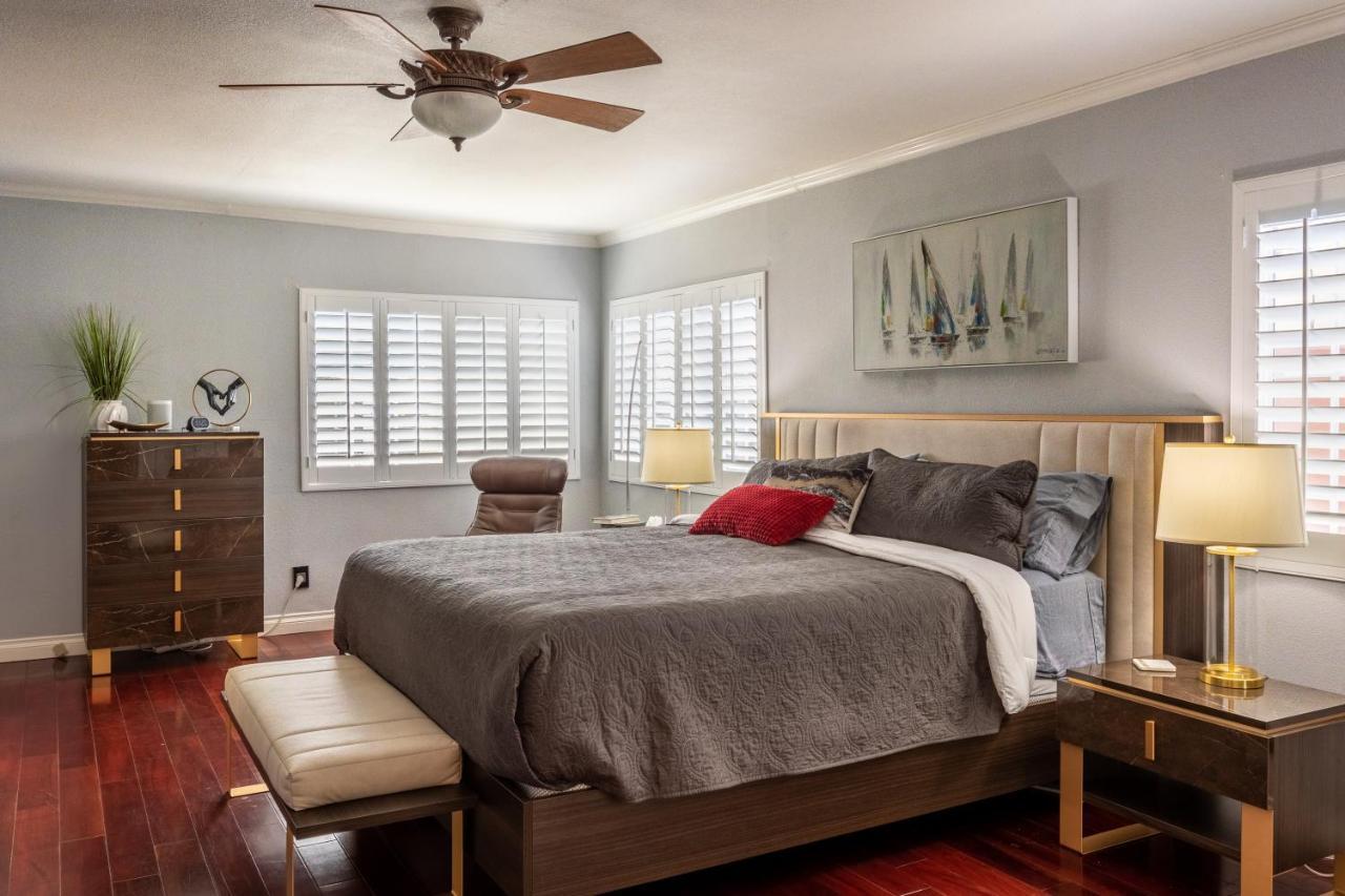 Stunning, Quiet Pvt Luxe Home! King Bed, Jacuzzi, Fire Pit, Bbq! Beautiful! Villa *
