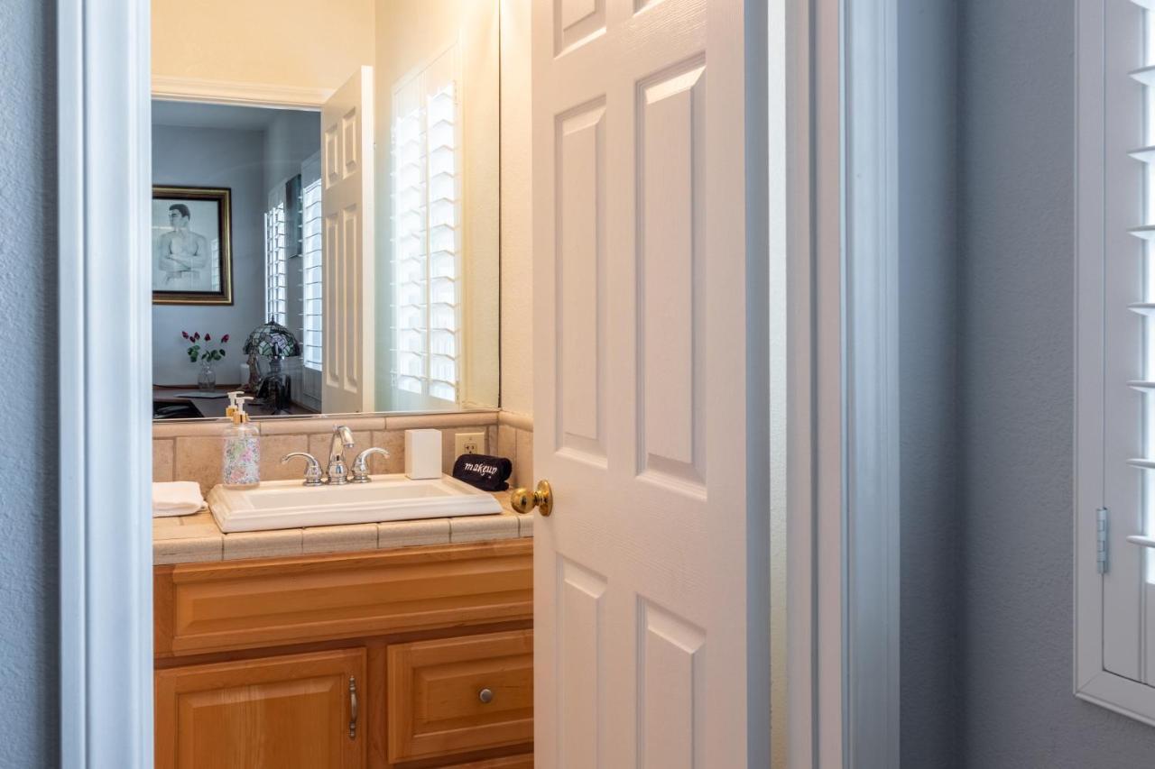 Stunning, Quiet Pvt Luxe Home! King Bed, Jacuzzi, Fire Pit, Bbq! Beautiful! Villa *