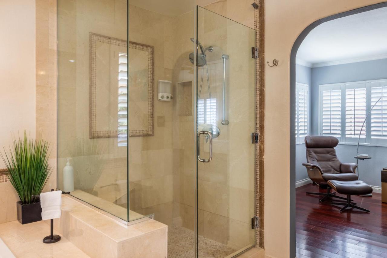 Villa Stunning, Quiet Pvt Luxe Home! King Bed, Jacuzzi, Fire Pit, Bbq! Beautiful!