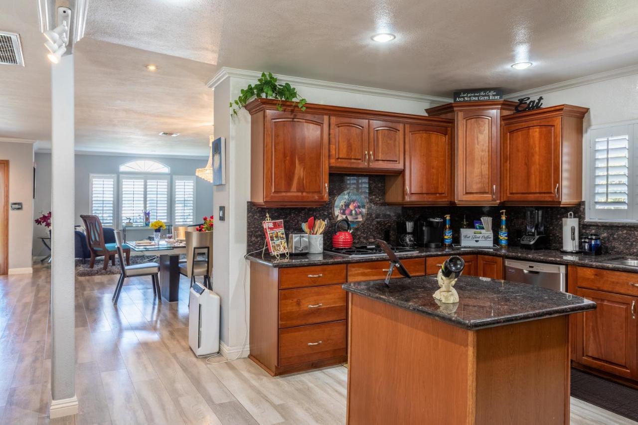 Stunning, Quiet Pvt Luxe Home! King Bed, Jacuzzi, Fire Pit, Bbq! Beautiful! *