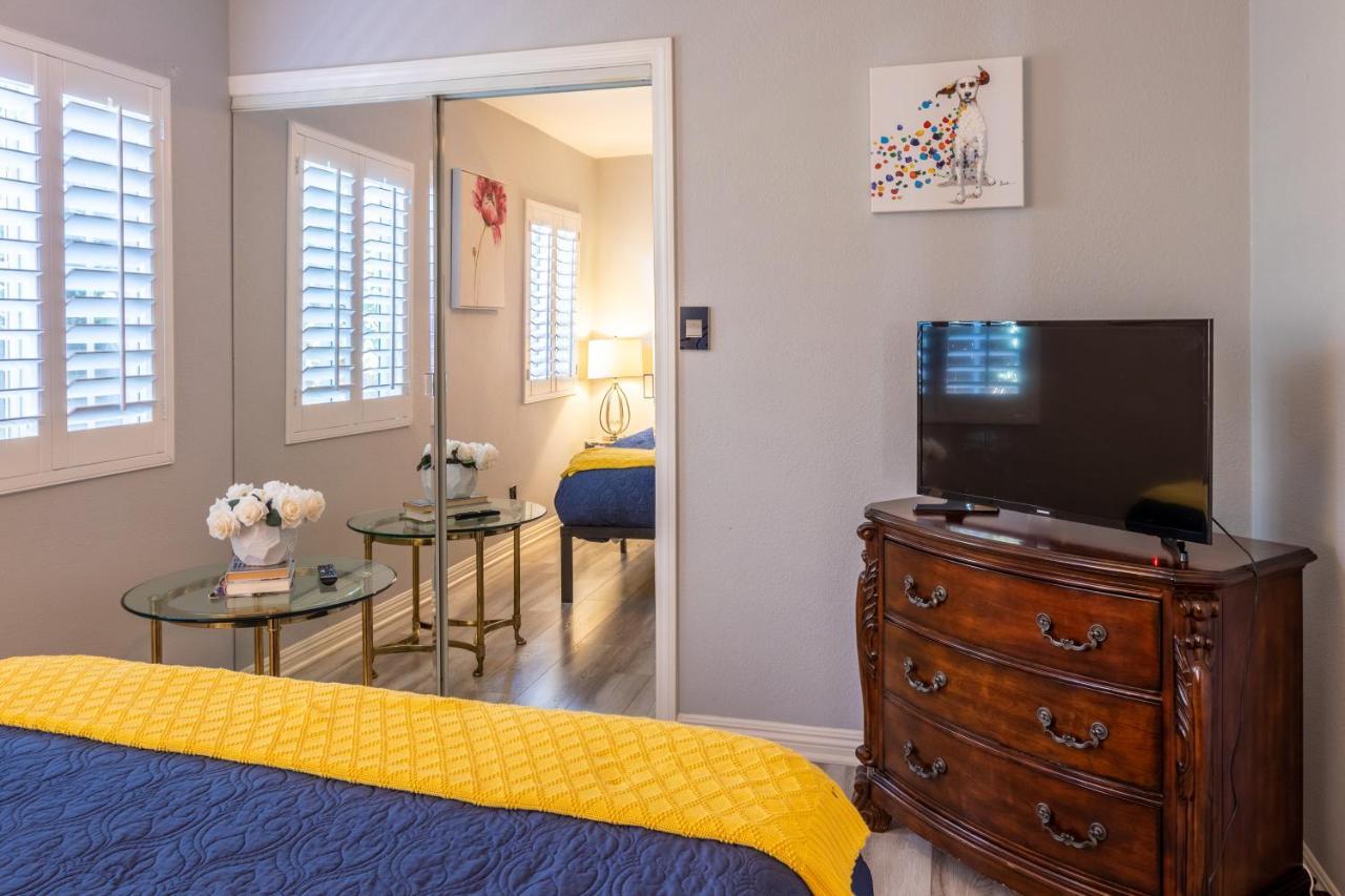 Villa Stunning, Quiet Pvt Luxe Home! King Bed, Jacuzzi, Fire Pit, Bbq! Beautiful! *