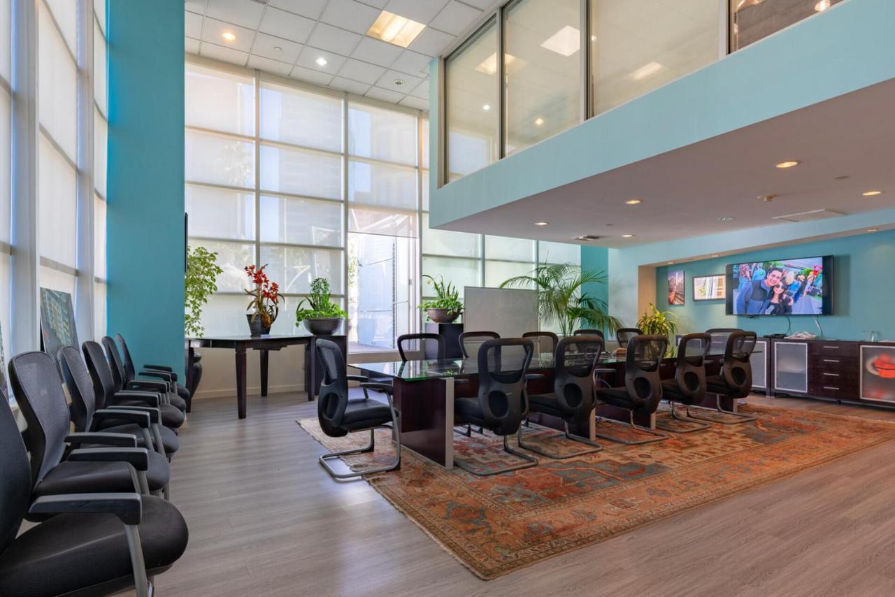 Downtown 2br W Pool Gym Wd Nr Convention Center Lax-1040