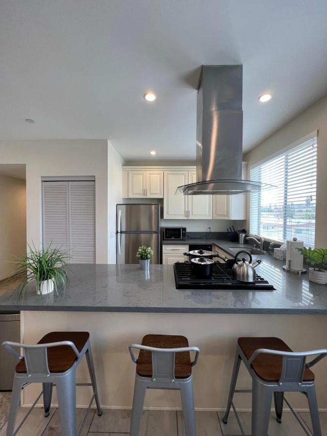 Hollywood 3 Bedroom Penthouse Apartment *