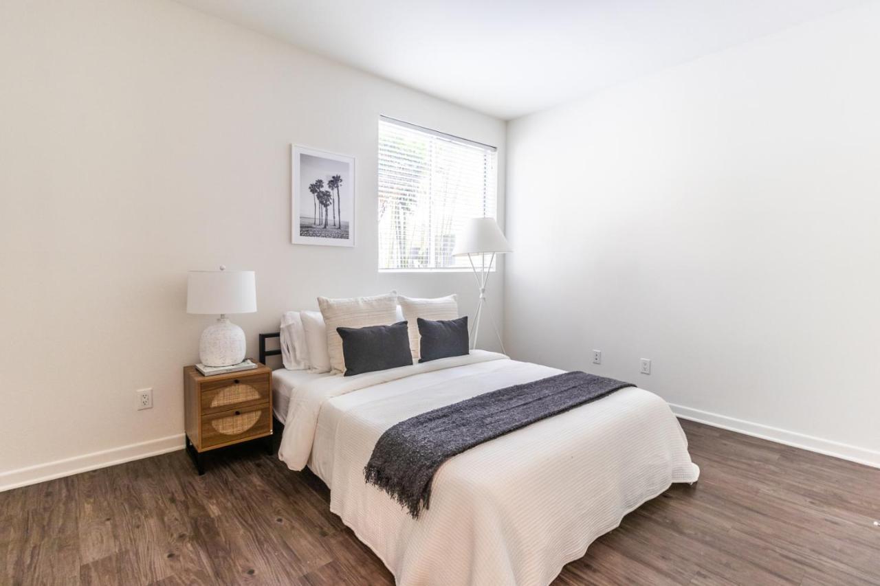 Spacious 2br Near Santa Monica Beach, Walk Everywhere! Apartment