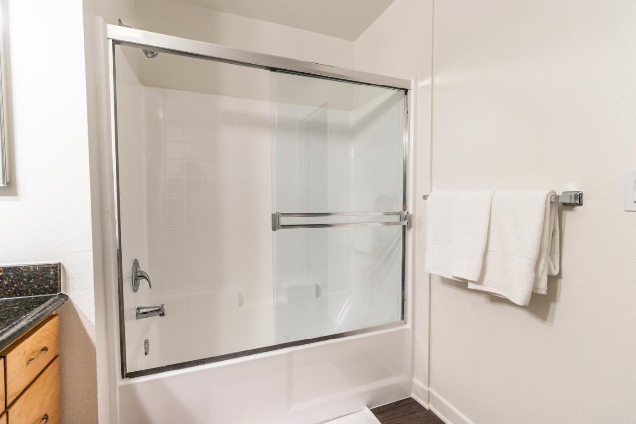 Spacious 2br Near Santa Monica Beach, Walk Everywhere! Apartment Los Angeles