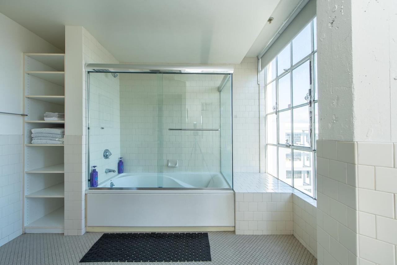 Stunning Downtown La 2 Bedroom/ 2 Bathroom Loft With Private Balcony. Apartment *