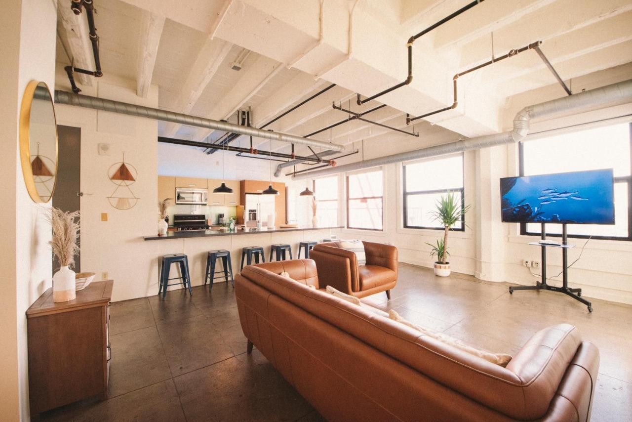 Apartment Stunning Downtown La 2 Bedroom/ 2 Bathroom Loft With Private Balcony.