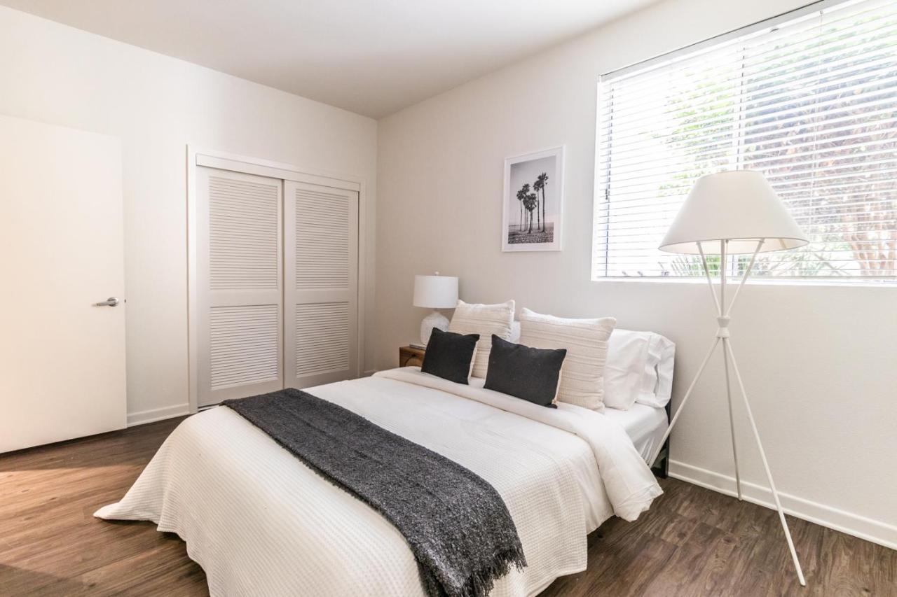 Apartment Spacious 2br Near Santa Monica Beach, Walk Everywhere! *