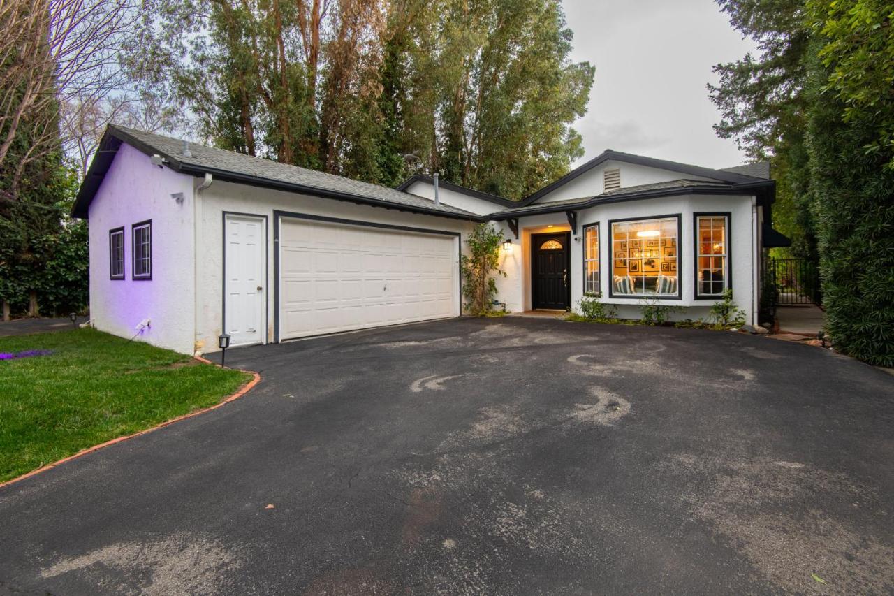 Woodland Hills Paradise Style *