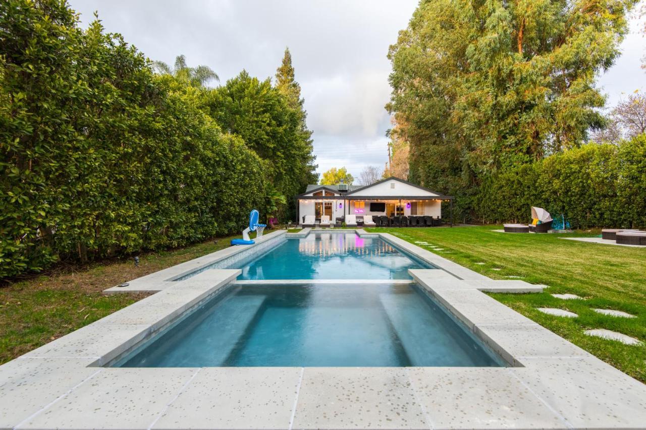 Woodland Hills Paradise Style Holiday home