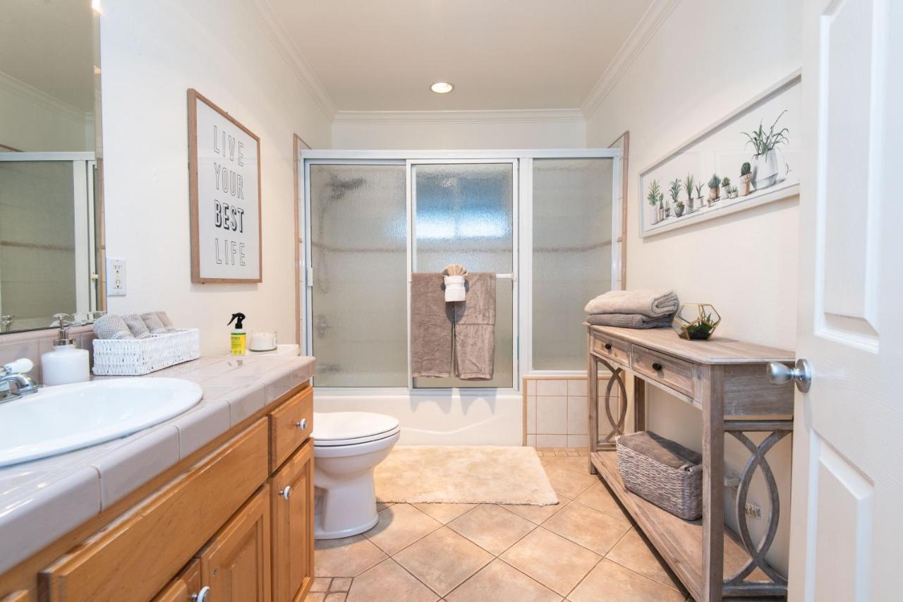 Woodland Hills Paradise Style *