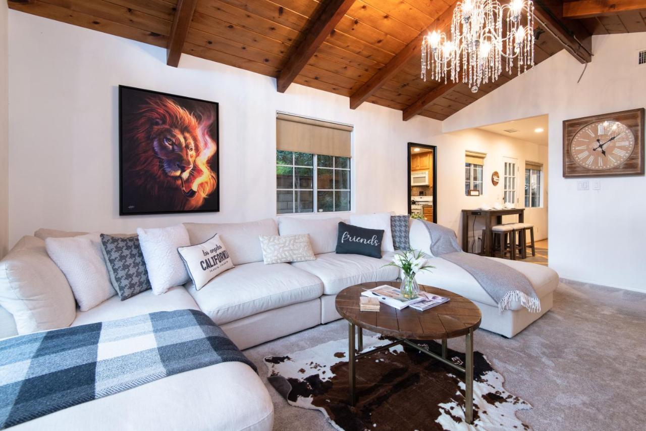 Woodland Hills Paradise Style