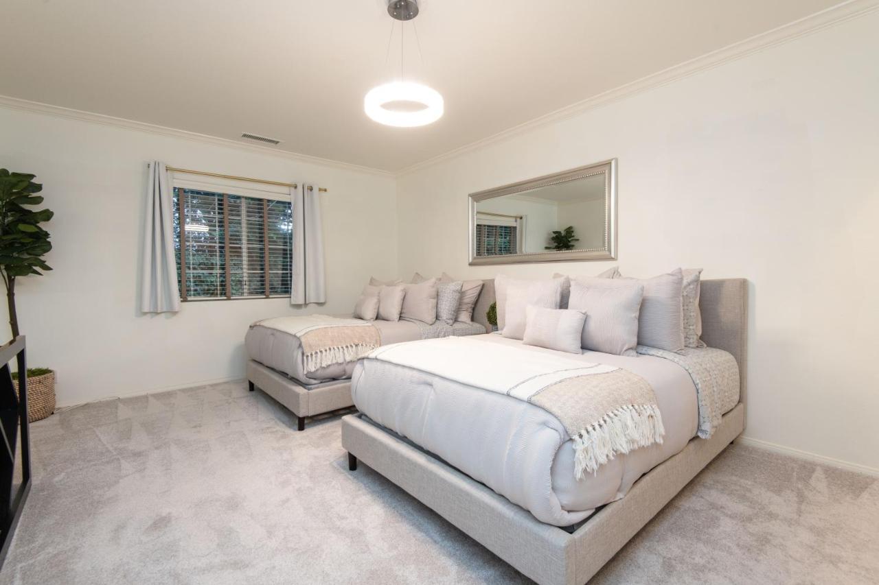 Woodland Hills Paradise Style Holiday home