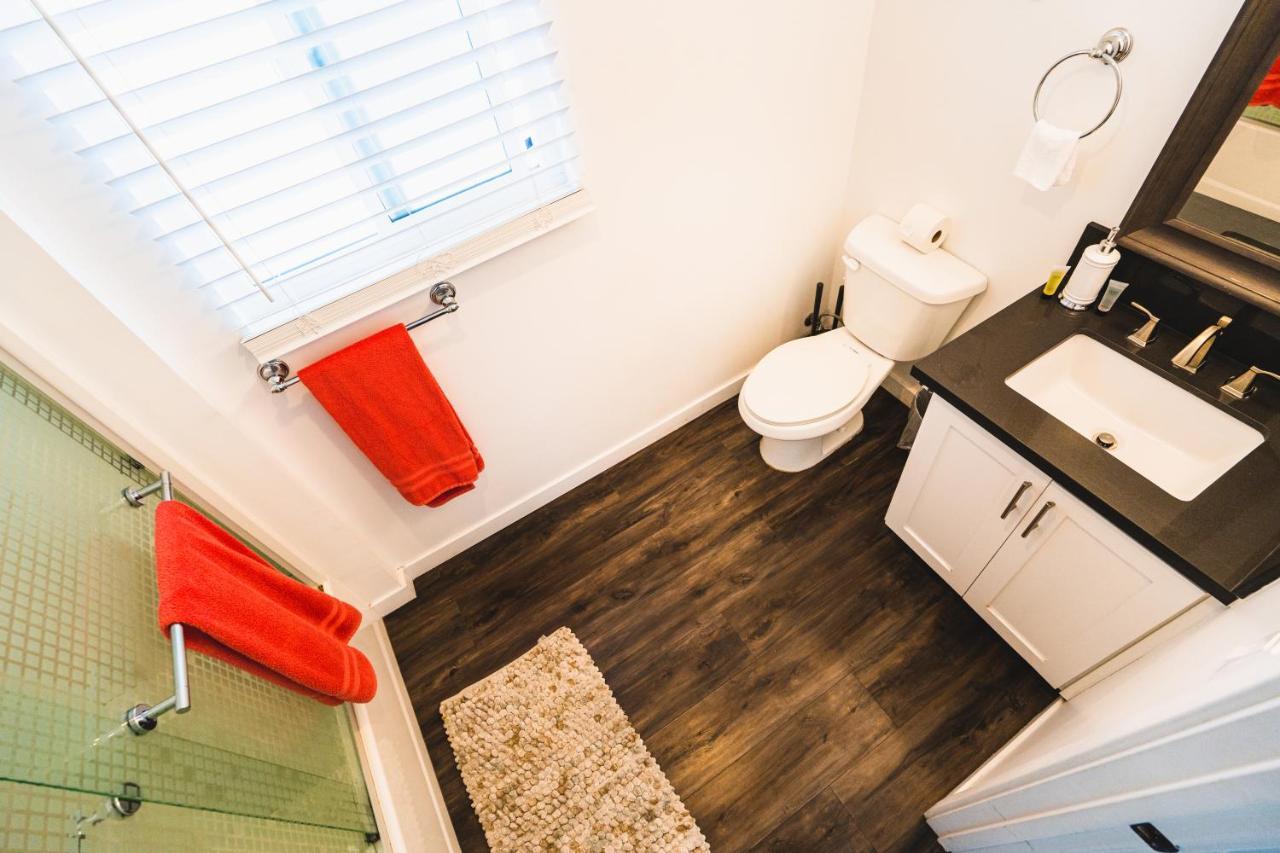 And Close To Downtown 1 Bedroom Sleeps 4 *