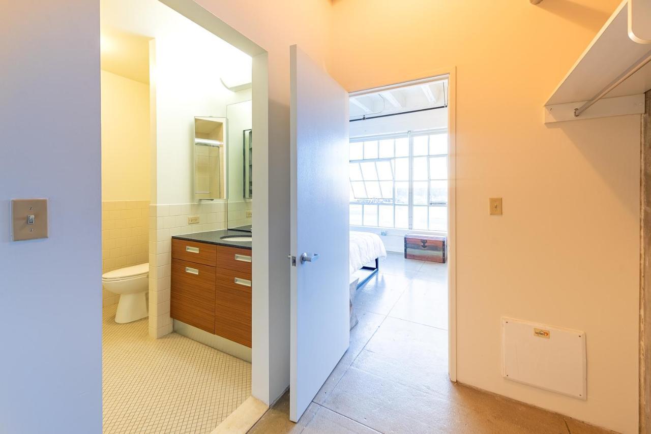 Stunning Downtown La 2 Bedroom/ 2 Bathroom Loft With Private Balcony. Apartment