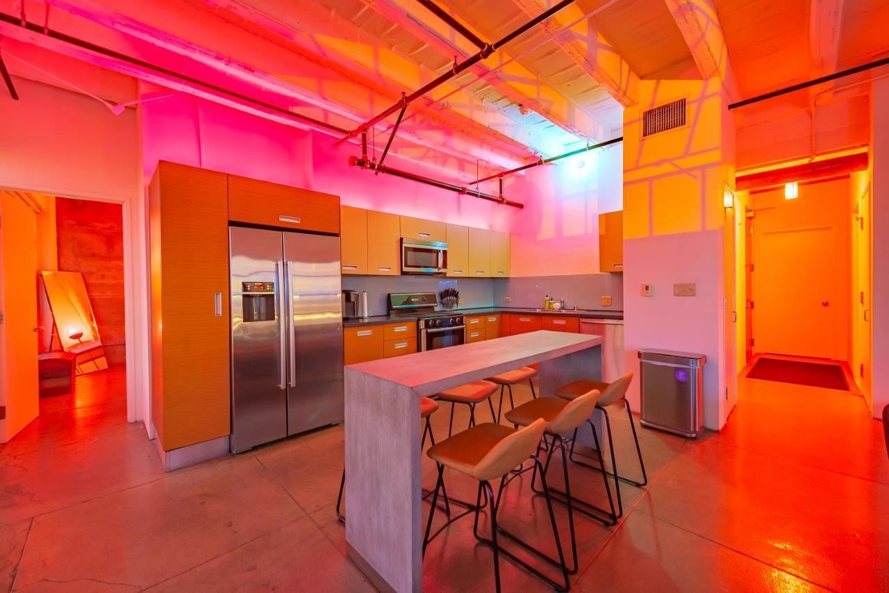 Stunning Downtown La 2 Bedroom/ 2 Bathroom Loft With Private Balcony.
