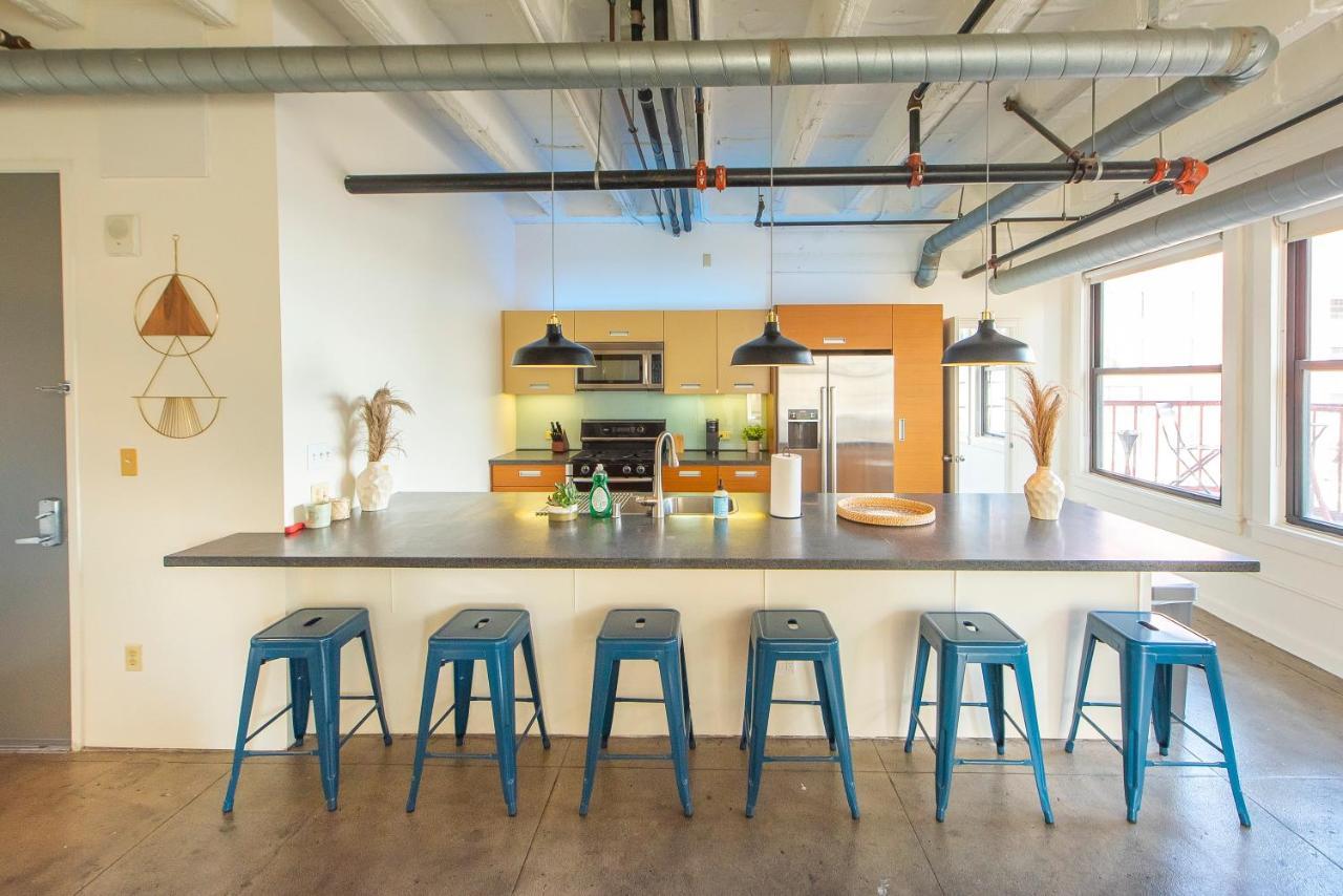 Apartment Stunning Downtown La 2 Bedroom/ 2 Bathroom Loft With Private Balcony.