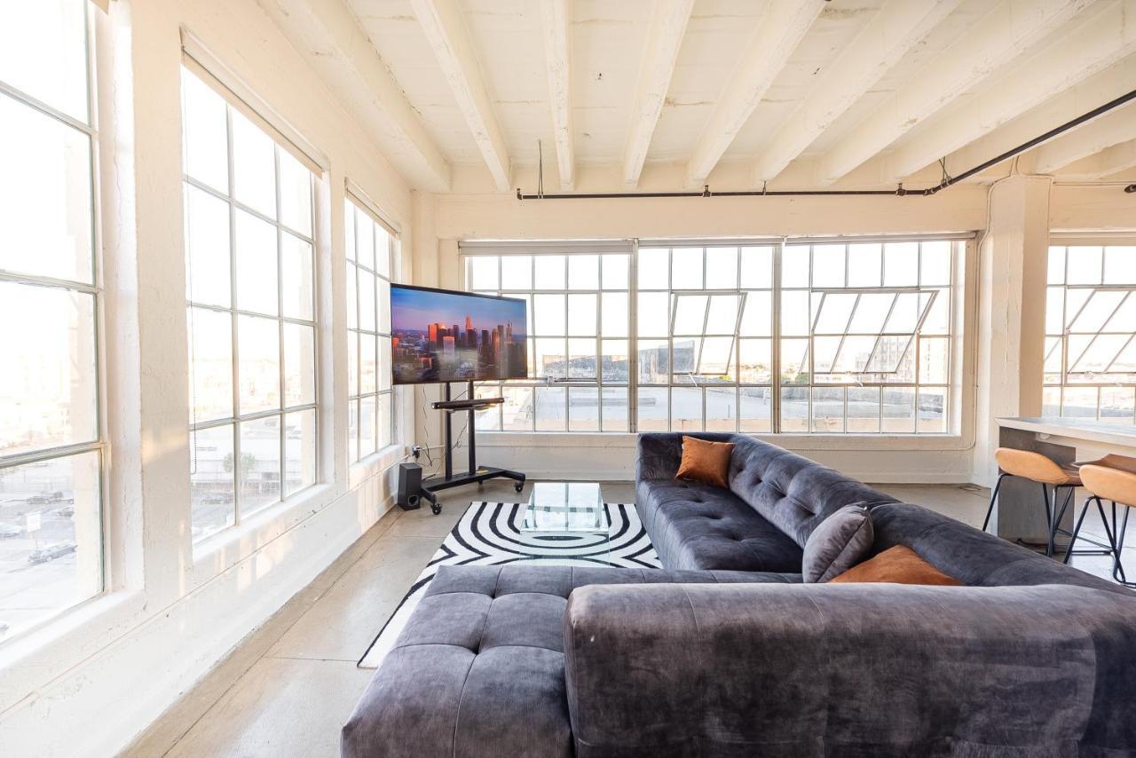 Stunning Downtown La 2 Bedroom/ 2 Bathroom Loft With Private Balcony. Apartment