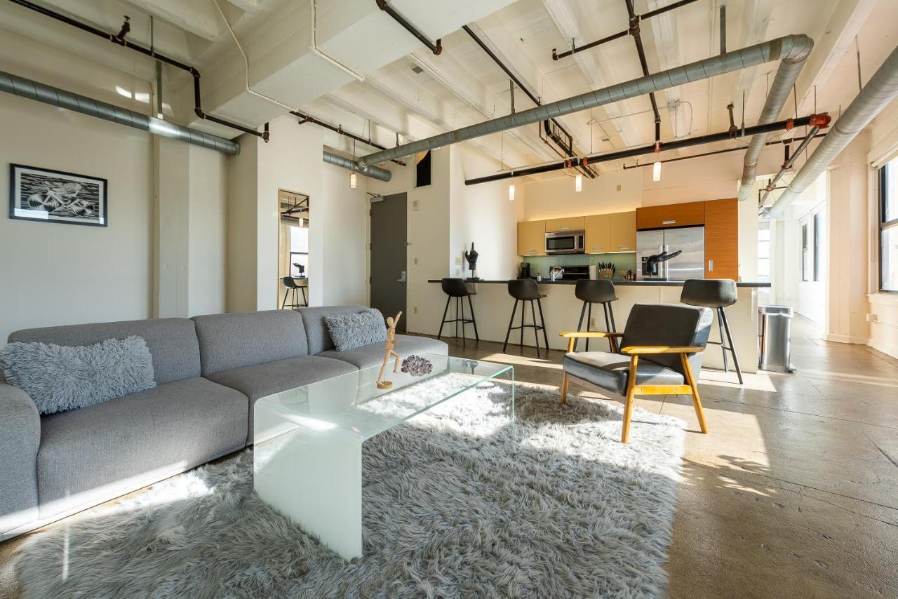 Stunning Downtown La 2 Bedroom/ 2 Bathroom Loft With Private Balcony.